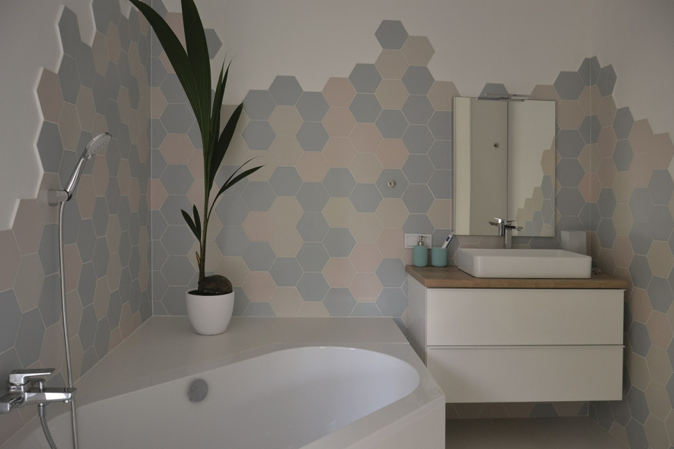 Ściany łazienki ozdobione kafelkami w kształcie plastra miodu