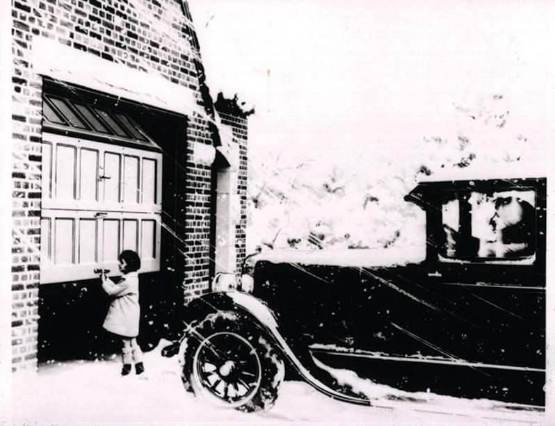 Swobodne parkowanie samochodu przed garazem z bramą segmentową było mozliwe już w 1926 roku. fot. DoorHana