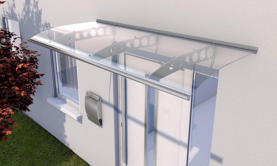 Zadaszenie drzwi wejściowych z płyt akrylowych na wspornikach ze stali nierdzewnej. fot. Gutta