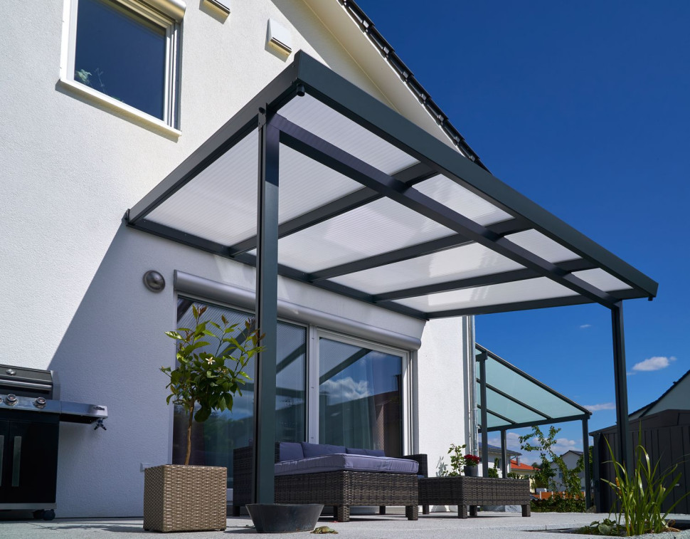 Konstrukcja zadaszenia tarasu przekryta płytami z poliwęglanu komorowego. fot. Gutta