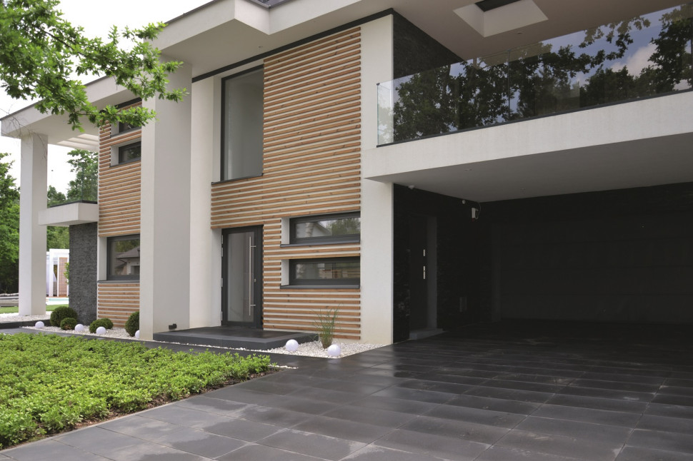 Frontowa elewacja i cofnięty garaż i głęboka wnęka postojowa