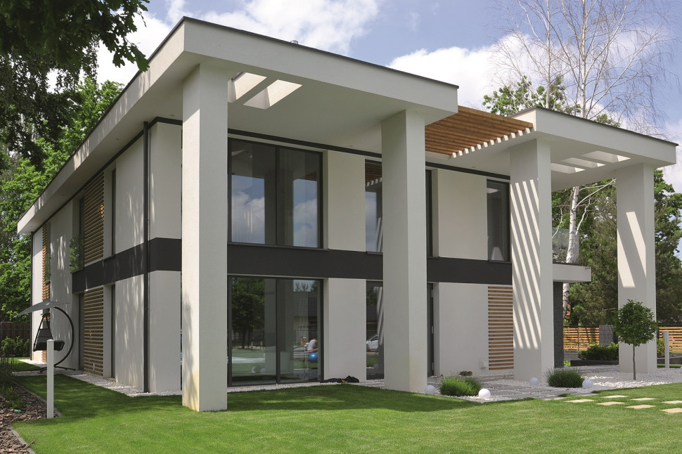 Otwory w wypustach oraz ażurowa osłona-drabinka z termososny sprawiają, że zwieńczenia muru wyglądają lżej