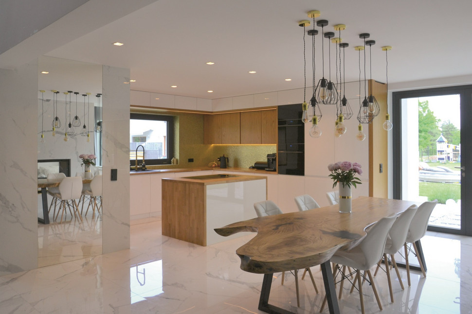 Część strefy dziennej (z jadalnią i kuchnią) ma wysokość jednej kondygnacji