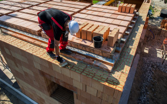 Dlaczego warto postawić na ceramikę budowlaną?