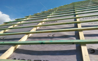 Jak wybrać odpowiednią membranę dachową?