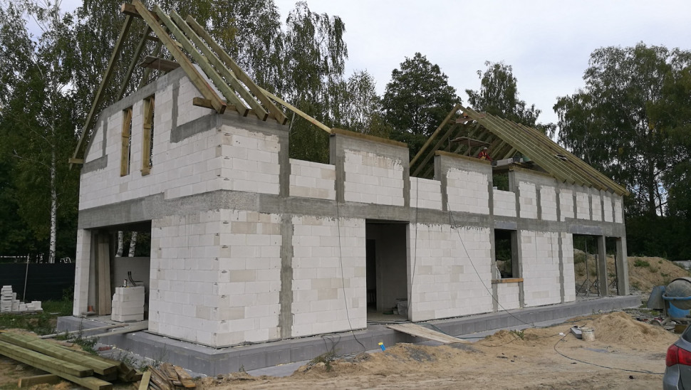 Budynek bez ścian wewnętrznych nośnych, dlatego potrzebne są elementy żelbetowe 