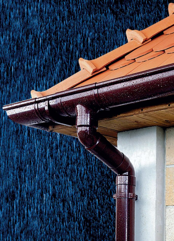 Drewniana podbitka dachowa podczas deszczu