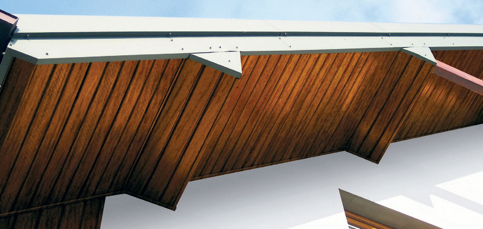 Często montaż podbitki dachowej jest bardziej kłopotliwy przy ścianie szczytowej niż pod okapem