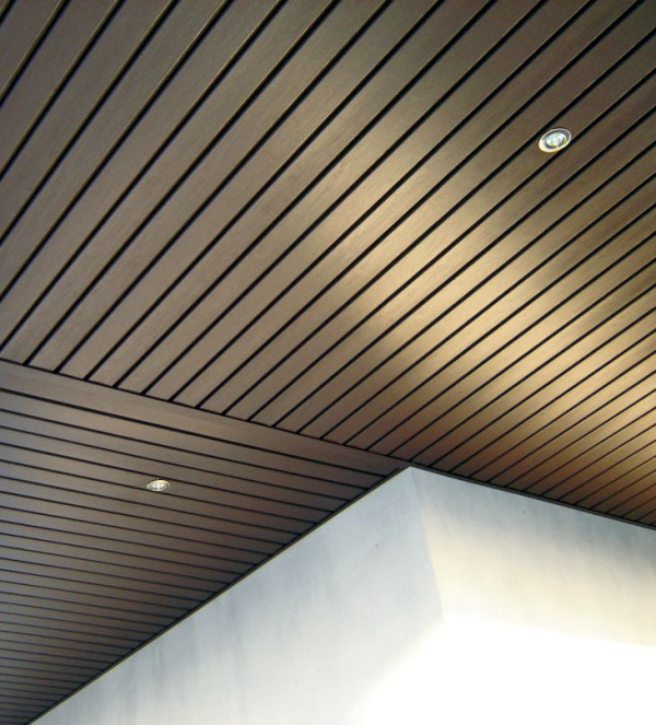 Oprawy oświetleniowe zamontowane w podbitce dachowej