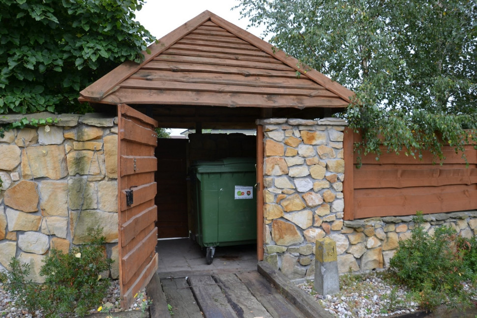 Śmietnik na działce wykonany z drewna i kamienia