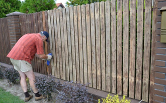 Ogrodzenie z cegły klinkierowej i sztachet olchowych