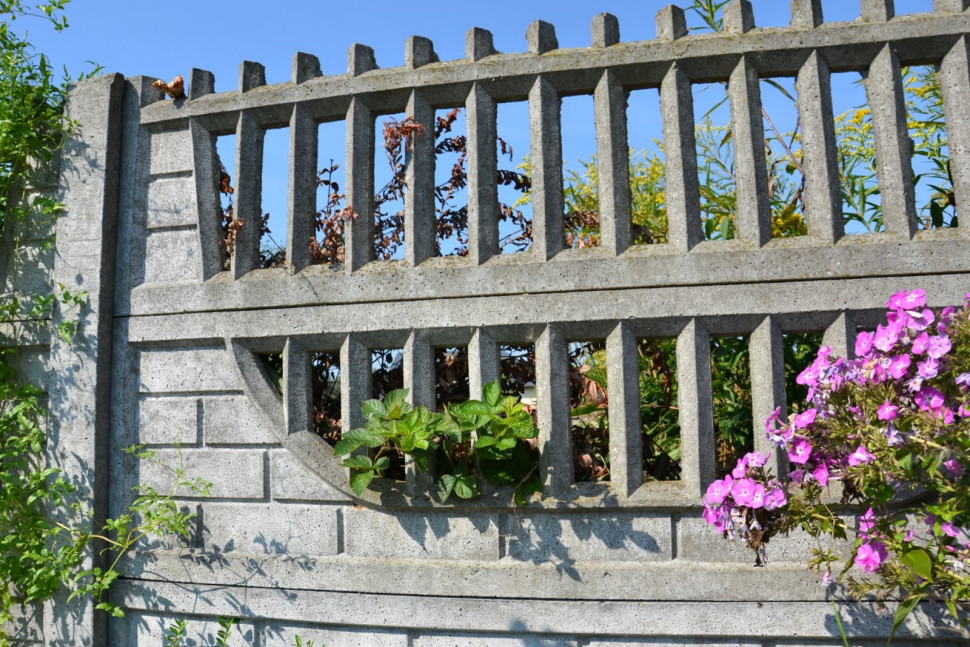 Betonowe ogrodzenie stoi od 14 lat