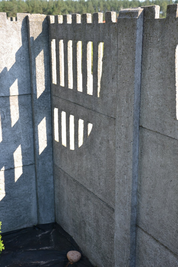 Panele ogrodzeniowe wsuwa się w rowki wyprofilowane w słupkach