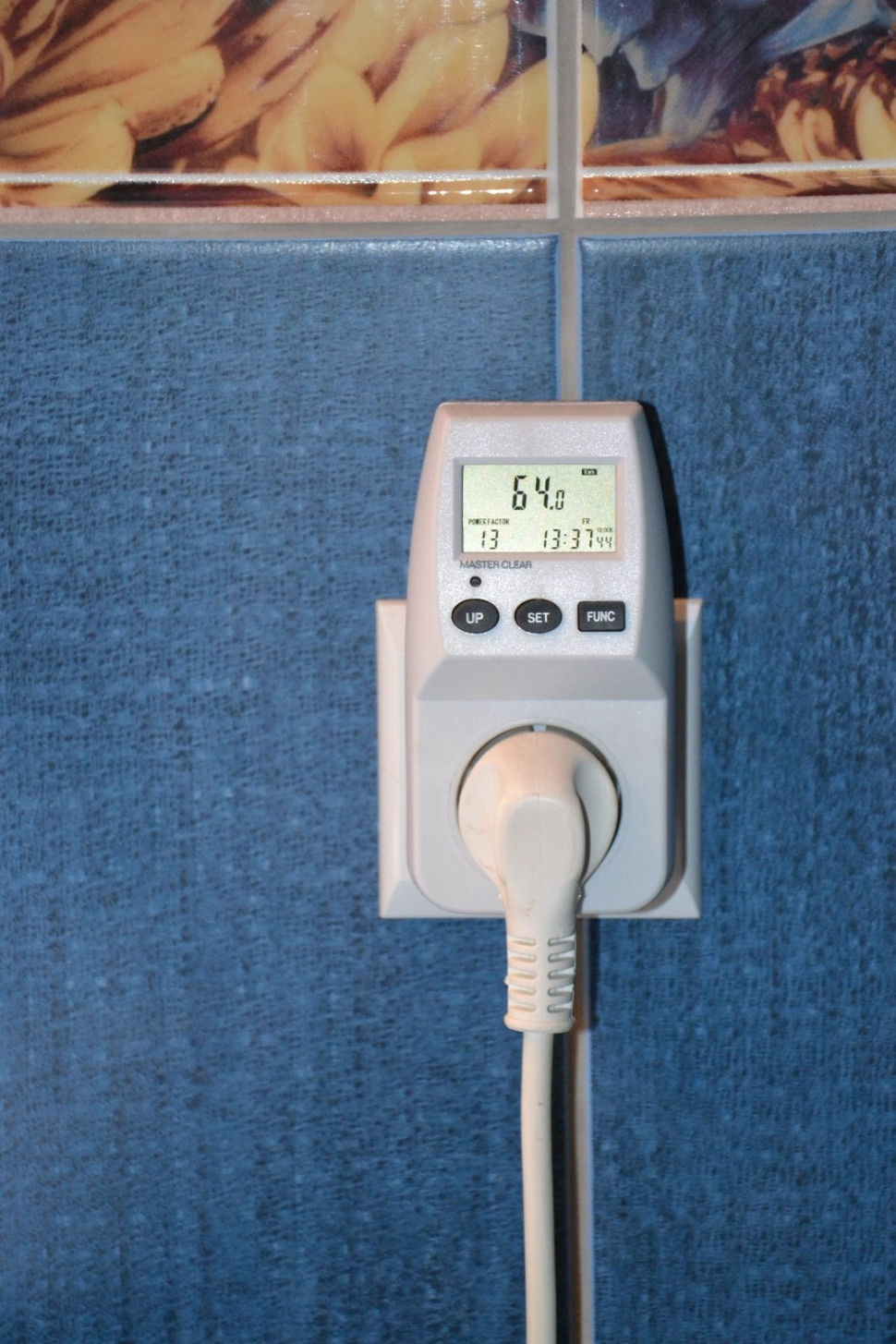 Przy pralce umieszczono licznik poboru energii