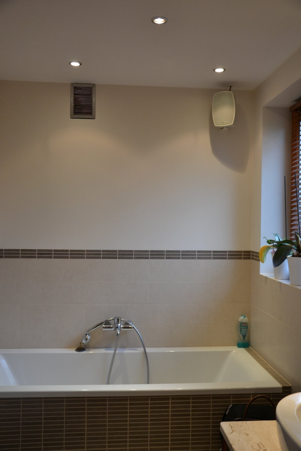 Głośniki na piętrze umieszczono w holu, sypialniach i łazienkach