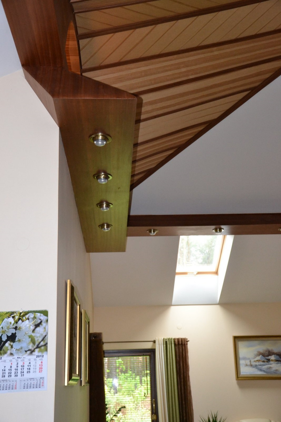 Górne halogenowe punkty oświetleniowe w salonie