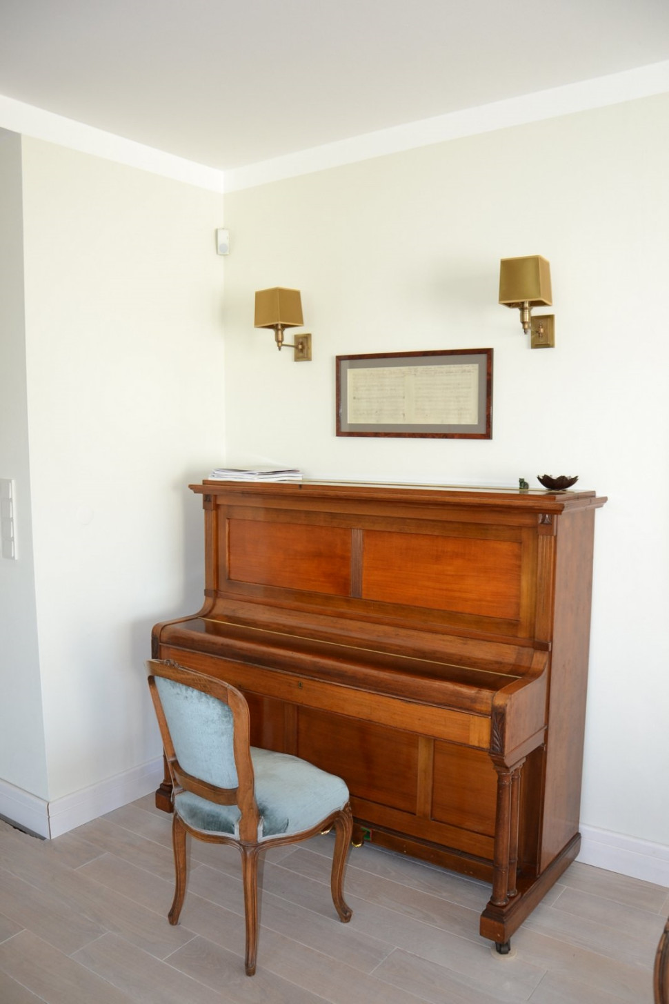 Boczne kinkiety z energooszczędnymi żarówkami