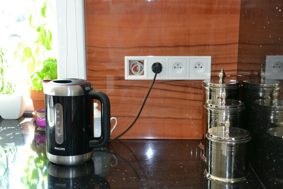 W nowoczesnej kuchni jest 8 gniazd nad blatami