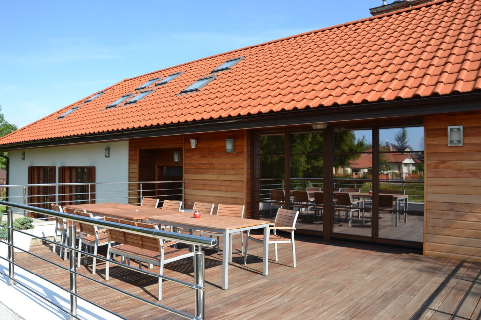 Oblicówkę z drewna meranti ułożono w poziomie, metodą na wpust i pióro