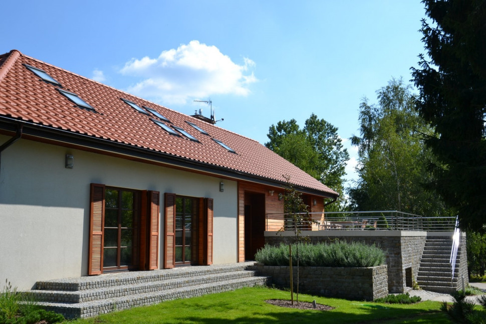 Tynk silikonowy ma jasny, neutralny kolor