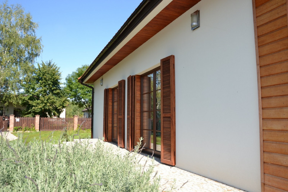 Z drewna meranti wykonano też okiennice i podbitkę dachu