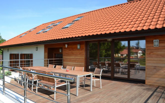 Elewacja urozmaicona drewnem, kamieniem i tynkiem silikonowym