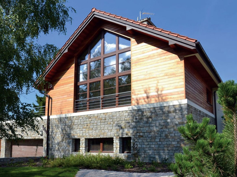 Dom ma prostokątny kształt i spadzisty dach