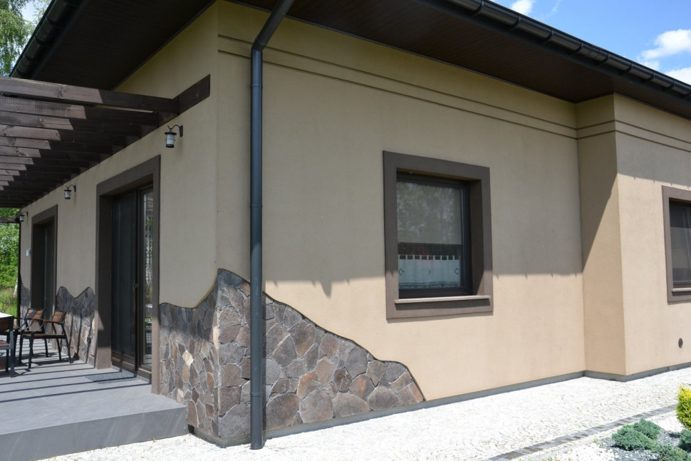 Fragmenty ścian wykończono okładziną z płyt łupka