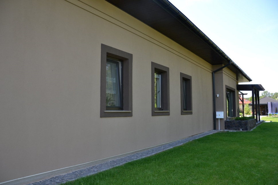 Obramowania okien (z profili styropianowych) pomalowano na czekoladowy kolor