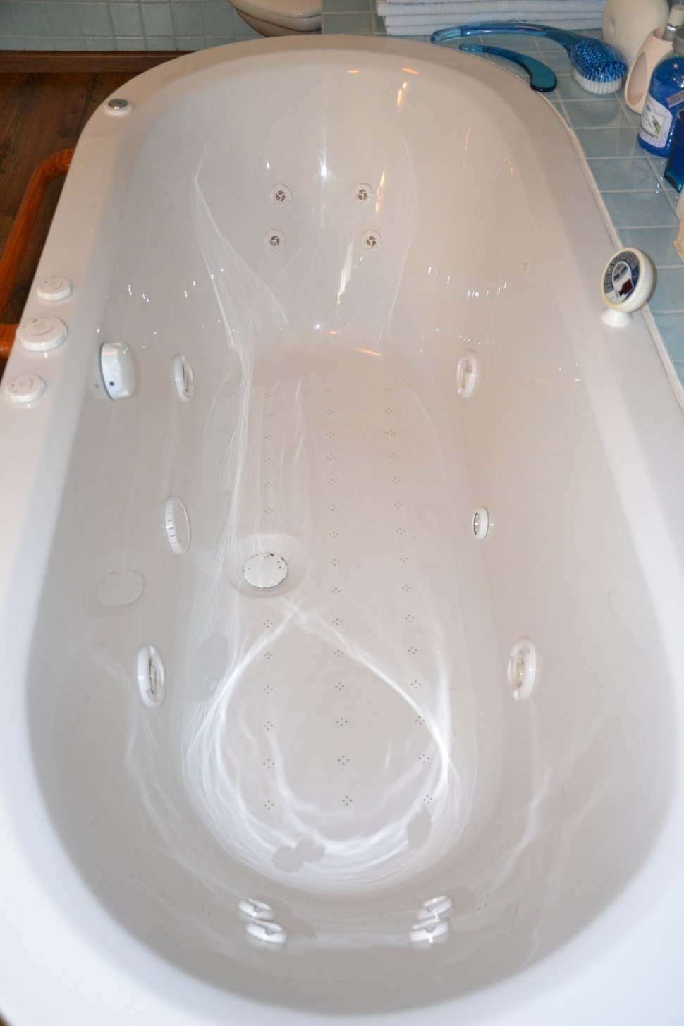 W dnie wanny znajduje się 120 dysz powietrznych
