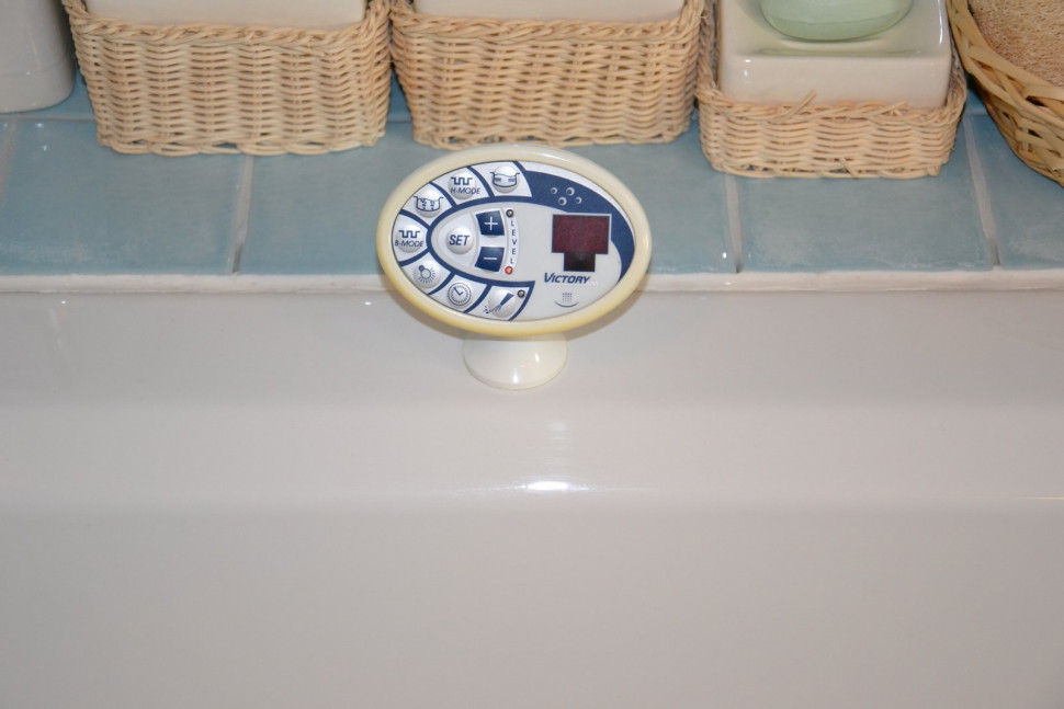 Sterowanie hydromasażem w wannie odbywa się elektronicznym programatorem lub pływającym pilotem