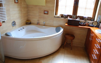 Duża wanna z małym zasobnikiem c.w.u.