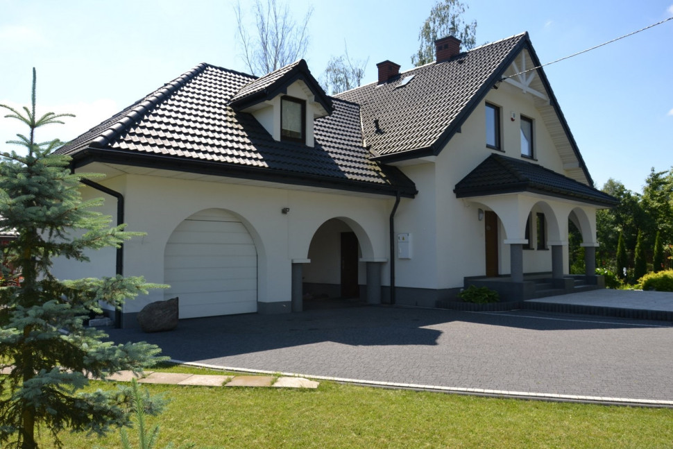 Pod dachem domu mieści się nieogrzewany garaż na jeden samochód