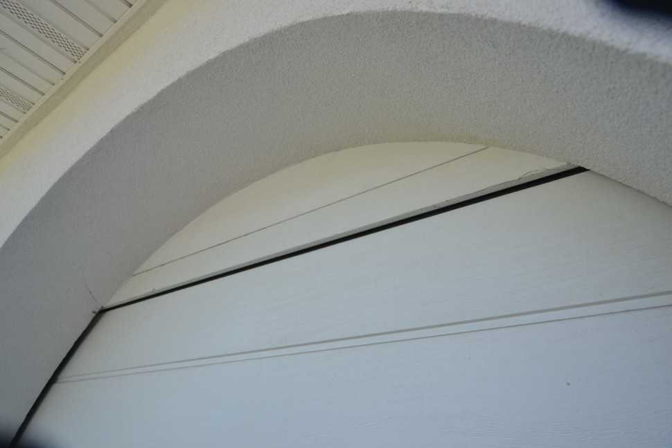 Monter dopasował do zakupionej bramy dodatkowy nieruchomy segment z uszczelką