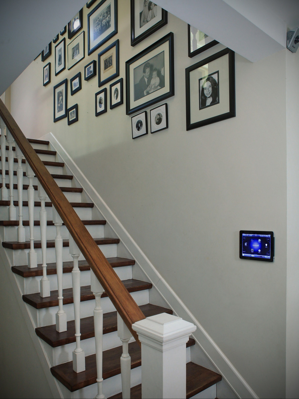 Panel sterujący zamontowany przy schodach