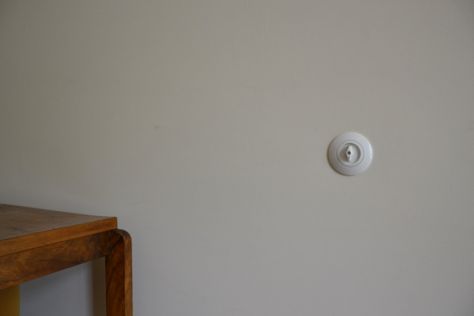 Łączniki ścienne dopasowano do urządzenia budynku w stylu lat 30. XX w.