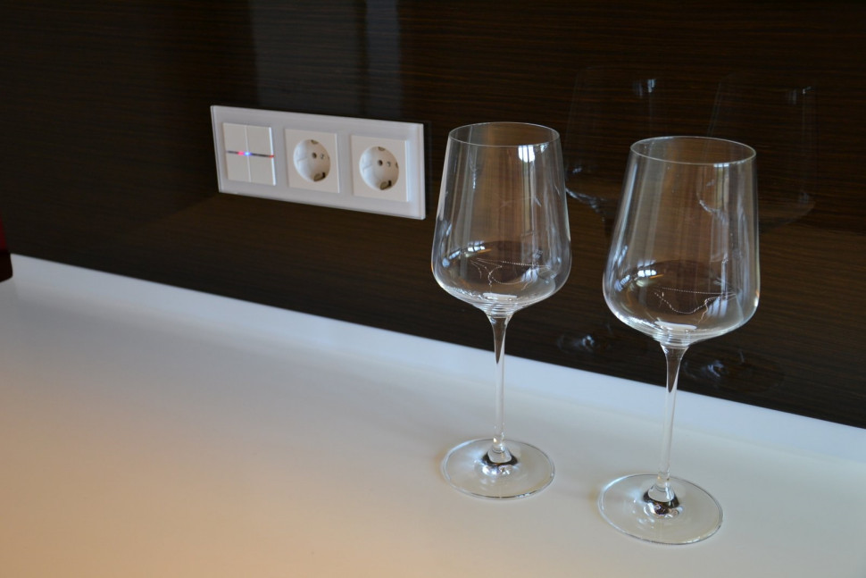 Każdy łącznik ścienny w budynku można zaprogramować indywidualnie. Ten obsługuje funkcje w kuchni