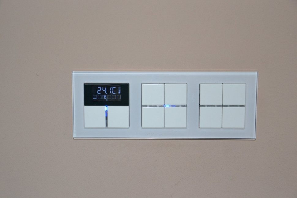 Element komunikacji z systemem inteligentnym - łącznik ścienny z wyświetlaczem temperatury