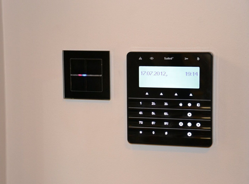 Klawiatura systemu antywłamaniowego przy głównym wejściu do budynku i łącznik systemu KNX/EIB