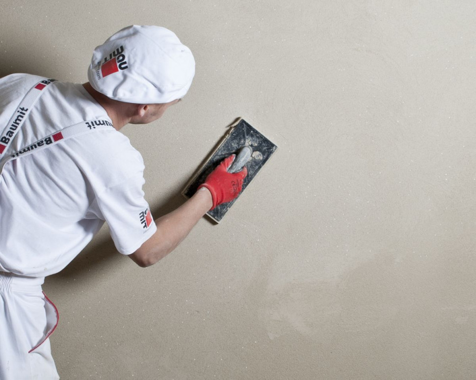 Zacieranie końcowe powierzchni tynku cementowo-wapiennego pacą z twardej gąbki. fot. Baumit