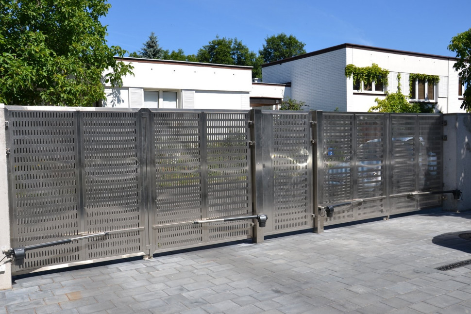 Bramami wjazdowymi i furtką również steruje system inteligentny