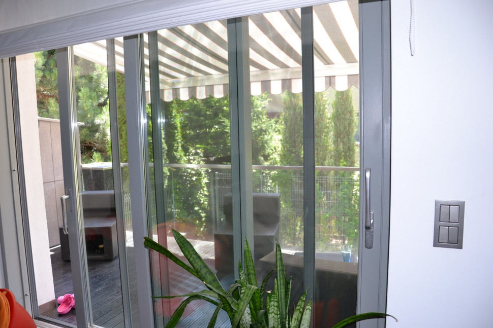 Łączniki sterujące pracą markizy, oświetlenia i muzyki na tarasie