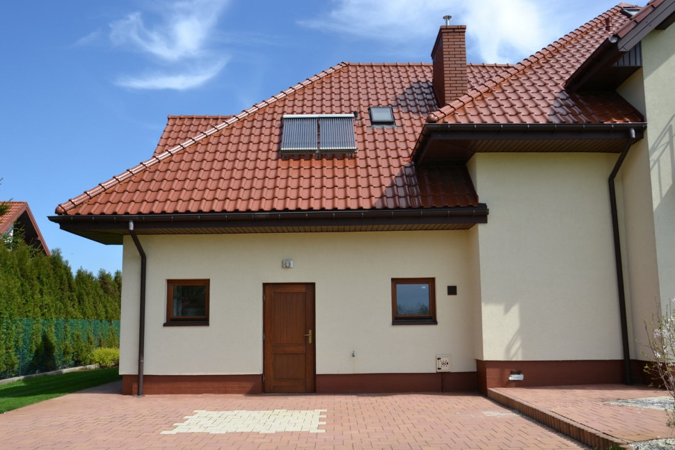 Panele słoneczne zamontowano na dachu garażu z ekspozycją południowo-zachodnią, tuż nad kotłownią z zasobnikiem c.w.u.