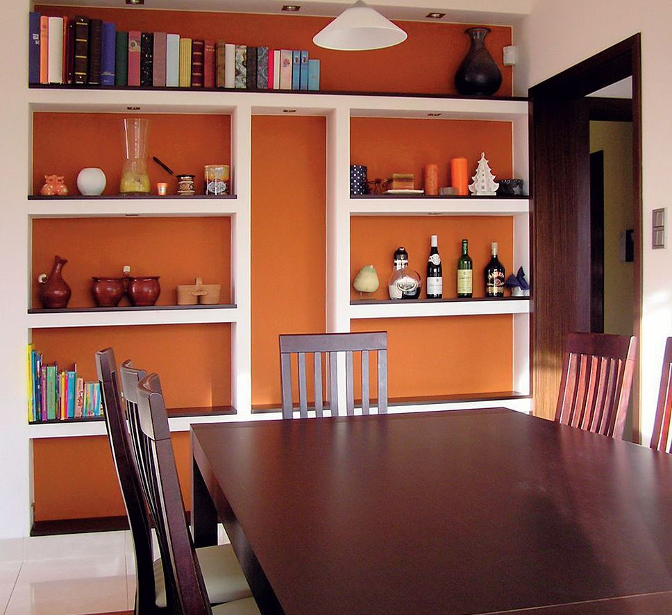 Jadalnia jest całkowicie otwarta na salon, ale do kuchni prowadzi z niej tylko wąskie przejście