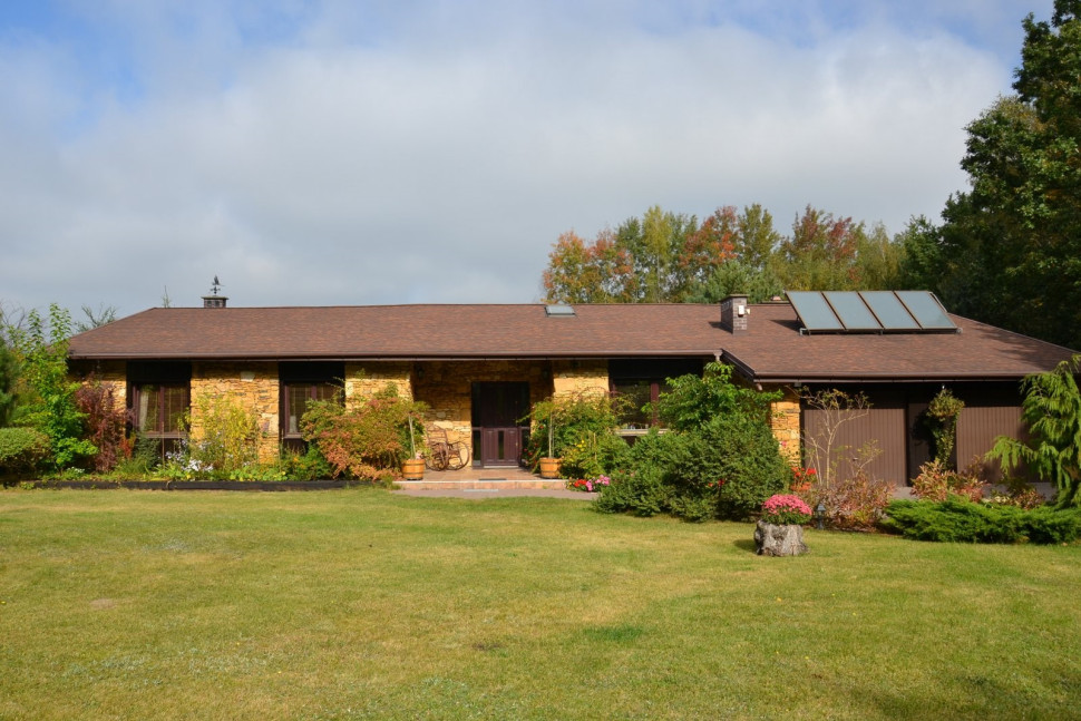 Płaskie panele mają łącznie powierzchnię 8 m2 i skierowane są na południe