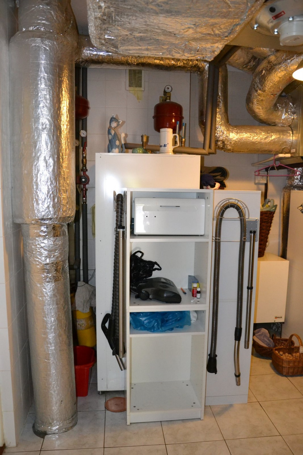 W kotłowni (8 m2) stoją: zasobnik na c.w.u. 400 l, pompa ciepła i liczne szafki gospodarcze