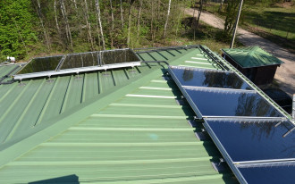Instalacja solarna służąca do odśnieżania dachu
