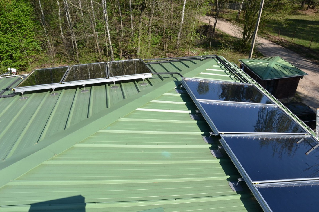 Instalacja solarna służąca do odśnieżania dachu