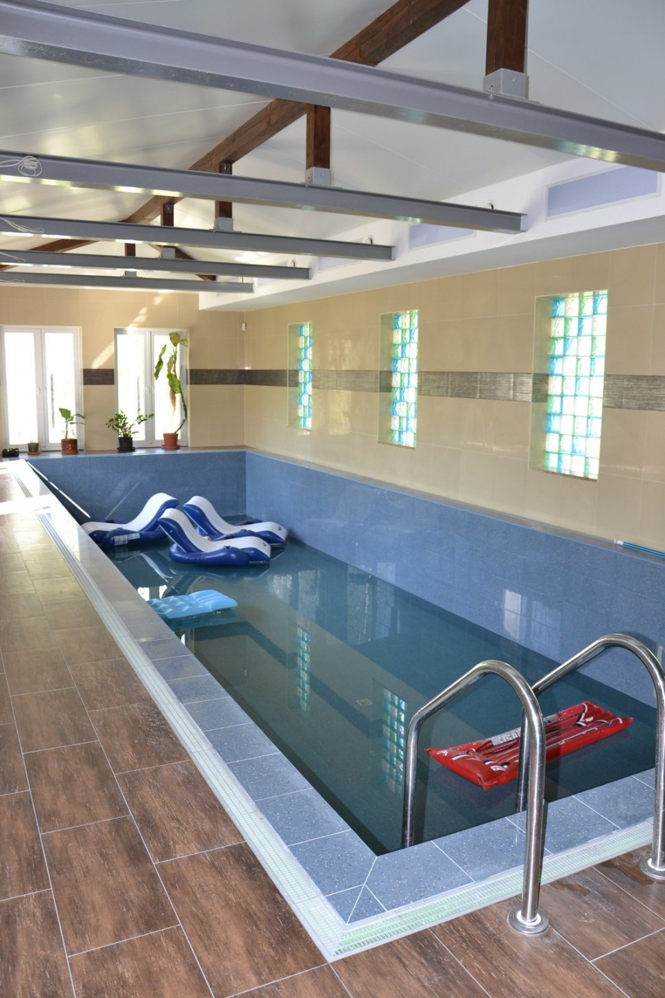 Kolektory słoneczne służą również do podgrzania wody w krytym basenie (na zdjęciu basen w trakcie napełniania wodą)