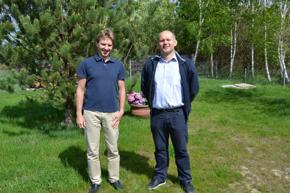 Właściciel domu (z lewej) i wykonawca układu solarnego